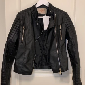 Skinnjacka stl M - Fuskskinnjacka från Chiquelle. Nypris 699, stl M/40, aldrig använd, säljer på grund av fel storlek