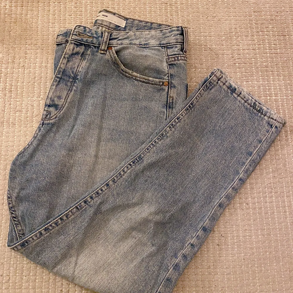 Tre år gamla jeans köpta i Barcelona, lite stora i storleken, bra skick. Jag är 165 lång!👖💙. Jeans & Byxor.