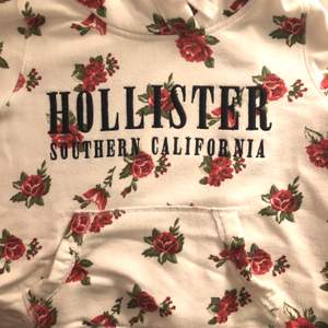 Säljer denna sjukt fina Hollister hoodie! Originalpris 500kr. Skriv vid frågor eller om du vill ha fler bilder! 