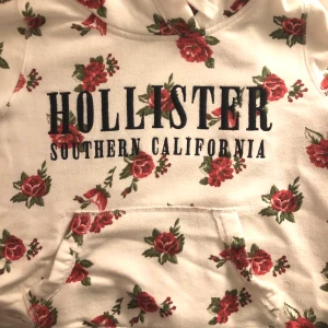 Blommig Hollister-Hoodie  - Säljer denna sjukt fina Hollister hoodie! Originalpris 500kr. Skriv vid frågor eller om du vill ha fler bilder! 