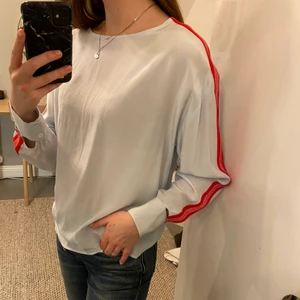 Sandro blus - Säljer min blus från sandro som aldrig är använd💞 storlek 0, säljer för 450kr🙌🏼