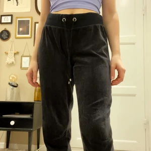 Svarta mjuksbyxor - Ett par supersköna mjukisbyxor från Cubus🥰 de är i ett mjukt velourtyg med 80% bomull! Jag är vanligtvis S men dessa M är såå sköna och passar eftersom det är mjukiskläder!