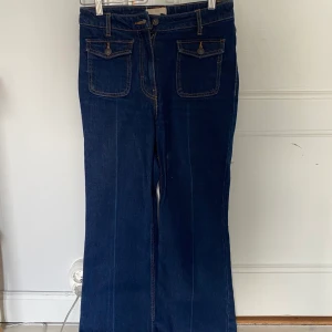 Jeans - Så coola raka jeans från H&M, knappt använda😍