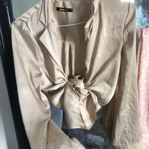 Blus  - Silkesblus från ginatricot, superfin med bralette under. Aldrig använd 🥰 90kr inklusive frakt 