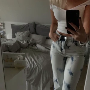 Coola jeans! - Jätte coola jeans, som även har breda ben nertill och en slits. Tänkte kolla ifall det fanns någon som var intresserad! Bara att medels ifall du jag någon fråga om plagget🤍 bud på: 250kr!!