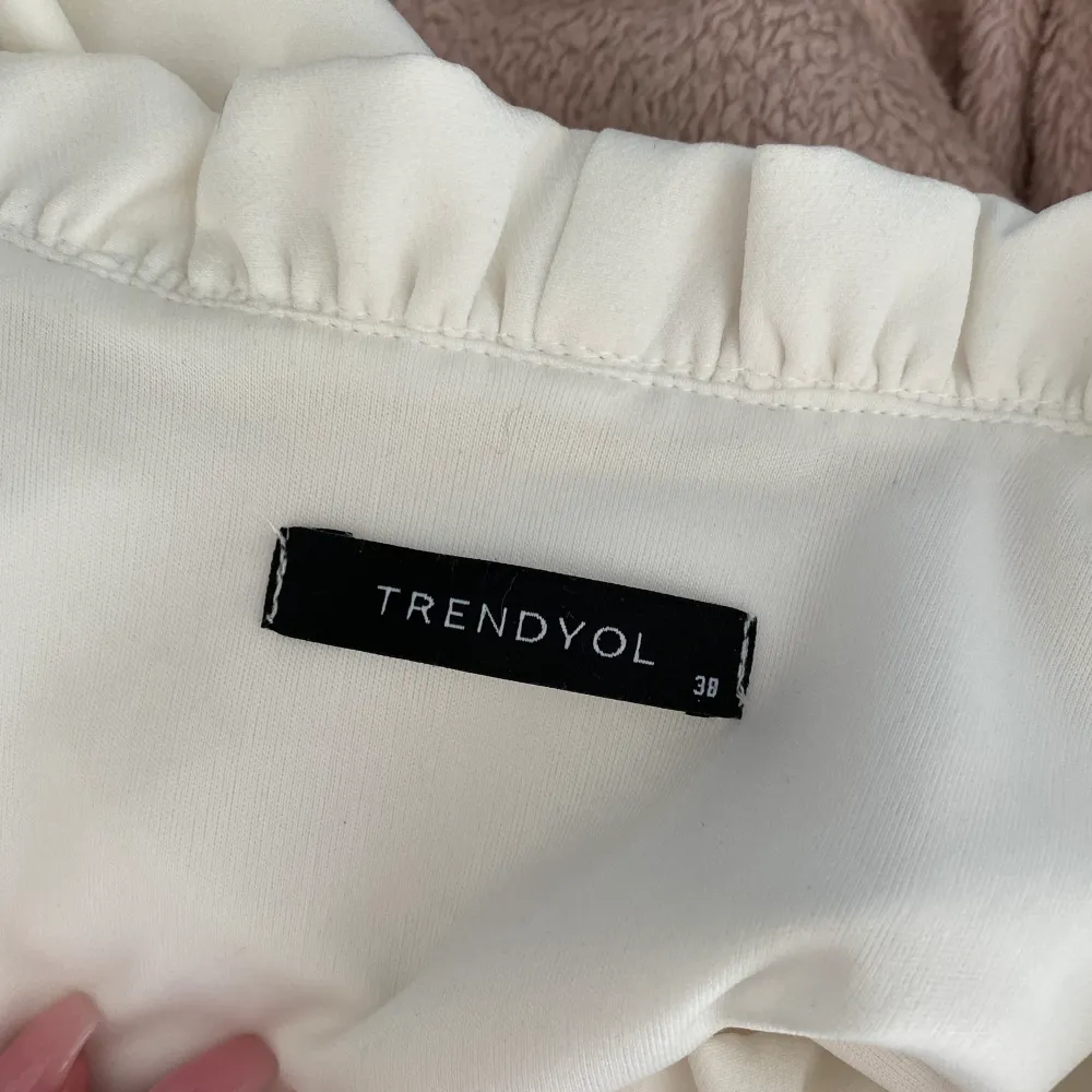 En vit topp från tendyol i storlek 38, skulle säga att den är lite tight i ärmarna så passar nog även en 36. Använd 1 gång så väldigt bra skick. . Yläosat.