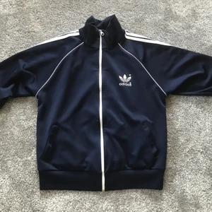 Adidas tröja  - Blå adidas tröja i bra skick. 