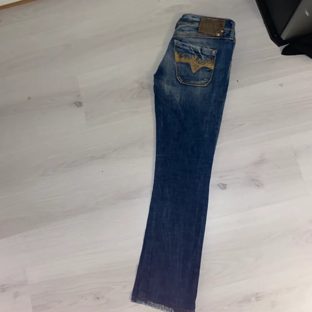 As snygga lågmidjade diesel jeans, men som tyvärr är försmå för mig:/ Dom är utsvängda i benen . Jeans & Byxor.