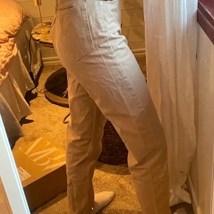 super fina Weekday jeans!  - Säljer mina fina beiga jeans från Weekday i modellen ”Lash”!