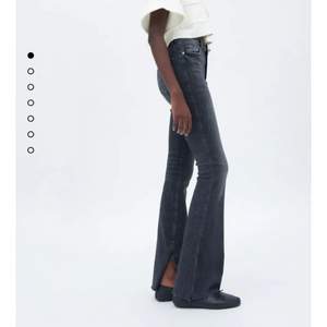 Såå fina jeans från Zara som är oanvända med lapp kvar! Storlek 34