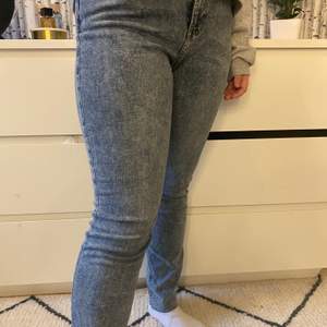 Snygga gråaktika jeans med normalhög midja och avklippta kanter längst ner, skinny jeans och stretchiga! Sparsamt använda