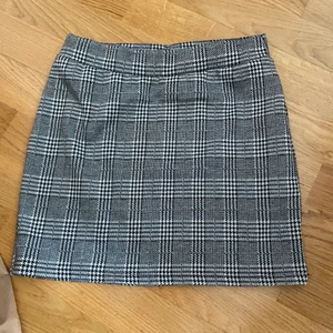 Kjol!  - Denna super fina kjol i storlek 134/140 men väldigt stor i storlek så passar en xs. Jag har xs och tycker den är lite stor för mig