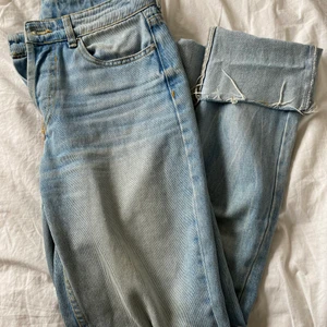 Jeans  - Coola jeans med fix i gylfen. 