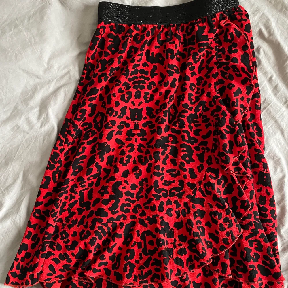 Trendig kjol i det populära leopard mönstret! Har aldrig haft användning för den så den är helt i nyskick!. Kjolar.