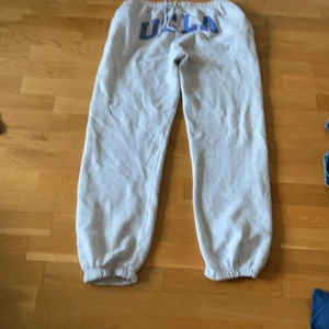 mjukisbyxor - ett litet hål på mjukisbyxorna och det är lite blekt i på baksidan av byxorna