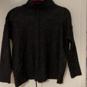 Primark sweater size xs  - Den här primark tröjan var Max använd 5 gånger och den är i väldigt ny och bra skick. Den är stretchig och skön