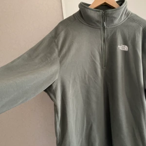 The North face fleece - Grön halfzip fleecetröja från the North Face. Storlek XL men funkar fint oversize på mindre storlekar, något liten i storlek. Knappt använd. Fraktas spårbart