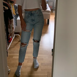 Jeans Zara stl 32 - Använda bara ett par gånger. Sitter inte helt slim utan lite lösare passform. Passar stl 32-34. Hög midja och sitter bra i midjan! Skriv i kommentarerna om du är intresserad. Utgångspris: 100 kr