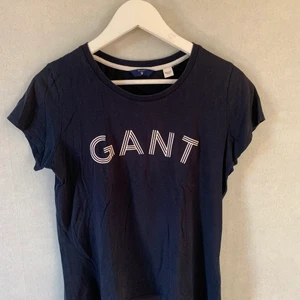 Marinblå gant t-shirt storlek S - Fin gant tröja i bra skick.