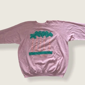 Florida vintage sweatshirt  - Skick 5/10.                                                                           Små bruna fläckar lite här och där, därför priset. Men annars en bra sweatshirt med skönt material.                                          Storlek XL men sitter som L.                                                 