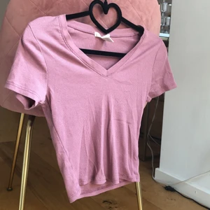 Rosa croptop / magtröja | Large men egentligen Medium/Small - Jättefin rosa croptop i en otroligt liten large, skulle säga att den passar m/s bättre! Jag har vanligtvis storleken medium och denna är tight på mig