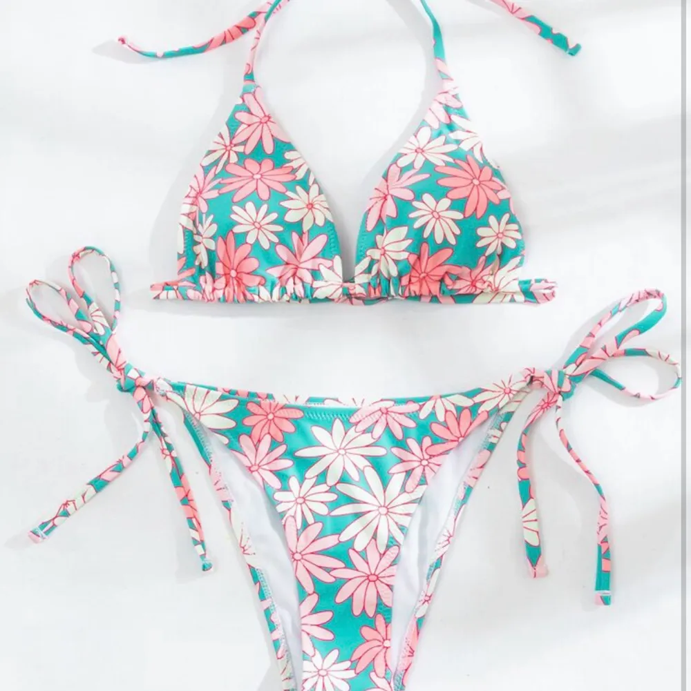 så fint blommigt bikini set, blått och rosa med blommor, strl M men liten i storlek så skulle definitivt passa S, helt nytt och oanvänt bikiniset. Övrigt.