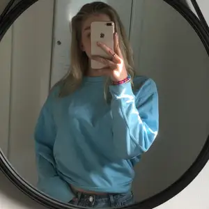 Blå sweatshirt från weekday, knappt använd! Oversize modell så passar mig som har S💕