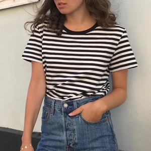 Randig T-shirt strl S - Skön t-shirt från Monki 🌸