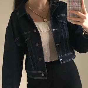 Mörkblå jeansjacka - Jeansjacka med vita sömmar. Använd en gång. Vet ej storleken men skulle gissa på 36/S! 