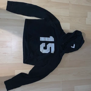 Mag tröja ifrån lager 157 - Storlek 160, sitter bra tycker jag. Jag säljer den för att den är för liten för mig 