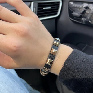 Valentino armband  - Säljer nu detta jättefin valentino likande armband har två styckna det är därför jag säljer. För fler frågor eller bilder kontakta. Buda gärna💗🤩