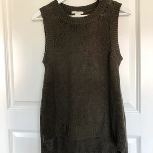 Topp - Stickad grön topp ifrån H&M, lite längre baktill!