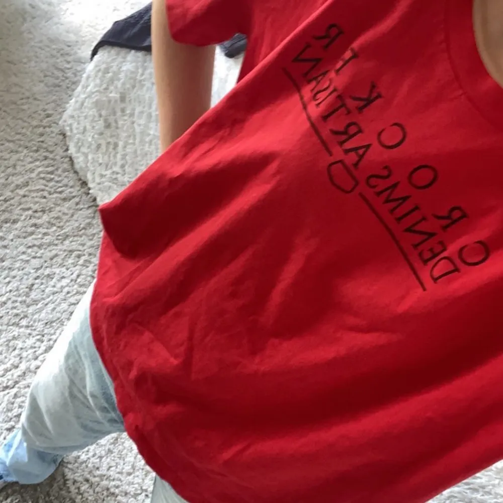 Säljer denna coola röda t-shirt från crooker som aldrig är använd!💕 storleken är xxs men passar bra på mig som är S-M. T-shirts.