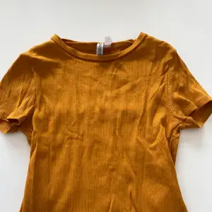 T-shirt från H&M lite mer gul i nyansen än vad den ser ut och vara oanvänd storlek M, magtröja