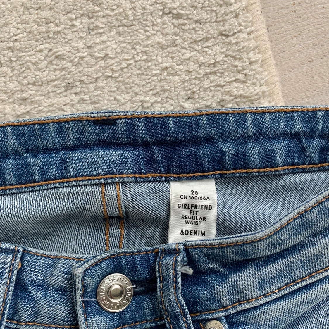 Blåa slitna jeans  - 91