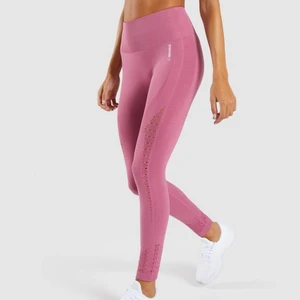 Energy + seamless  - Säljer nu mina Energy + semasless ROSA tights från gymshark - som inte säljs längre i denna färgen. SÅ fina å otroligt sköna! I en strl xs, nyskick - använda 2-3 gånger⚡️⚡️ nypris: över 600 kr.