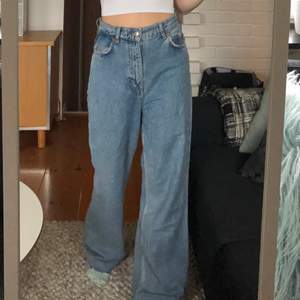 Säljer mina älskade jeans från zara som tyvärr blivit alldeles för stora! Avklippta för att passa mina korta ben (är ca 160cm). Pris kan diskuteras! 