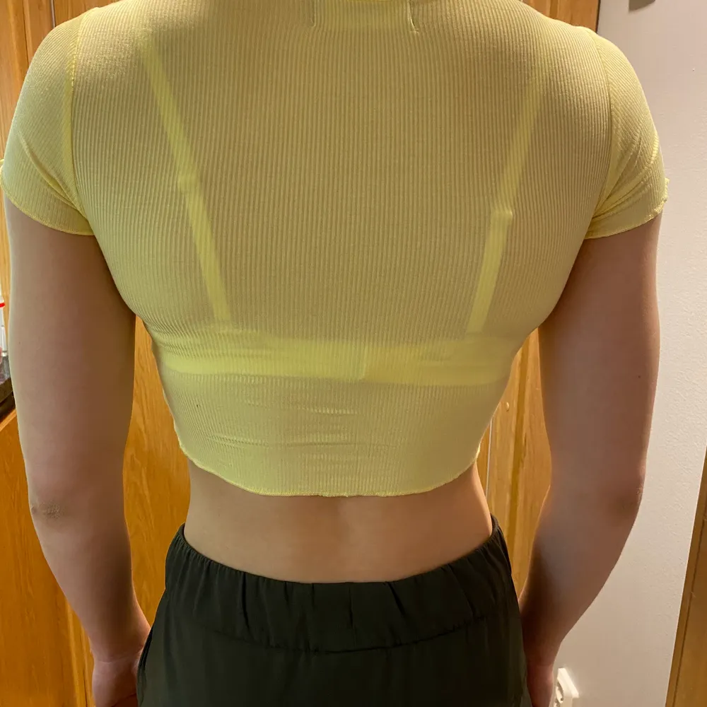 Brand new, never worn, pastel yellow, crop top, with buttons, size S fits also XS.. Toppar.