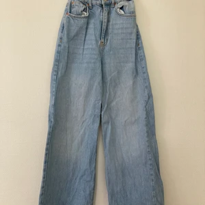 Gina tricot jeans - Ett par straight jeans från Gina tricot. Har en resor i midjan som går att ta bort.