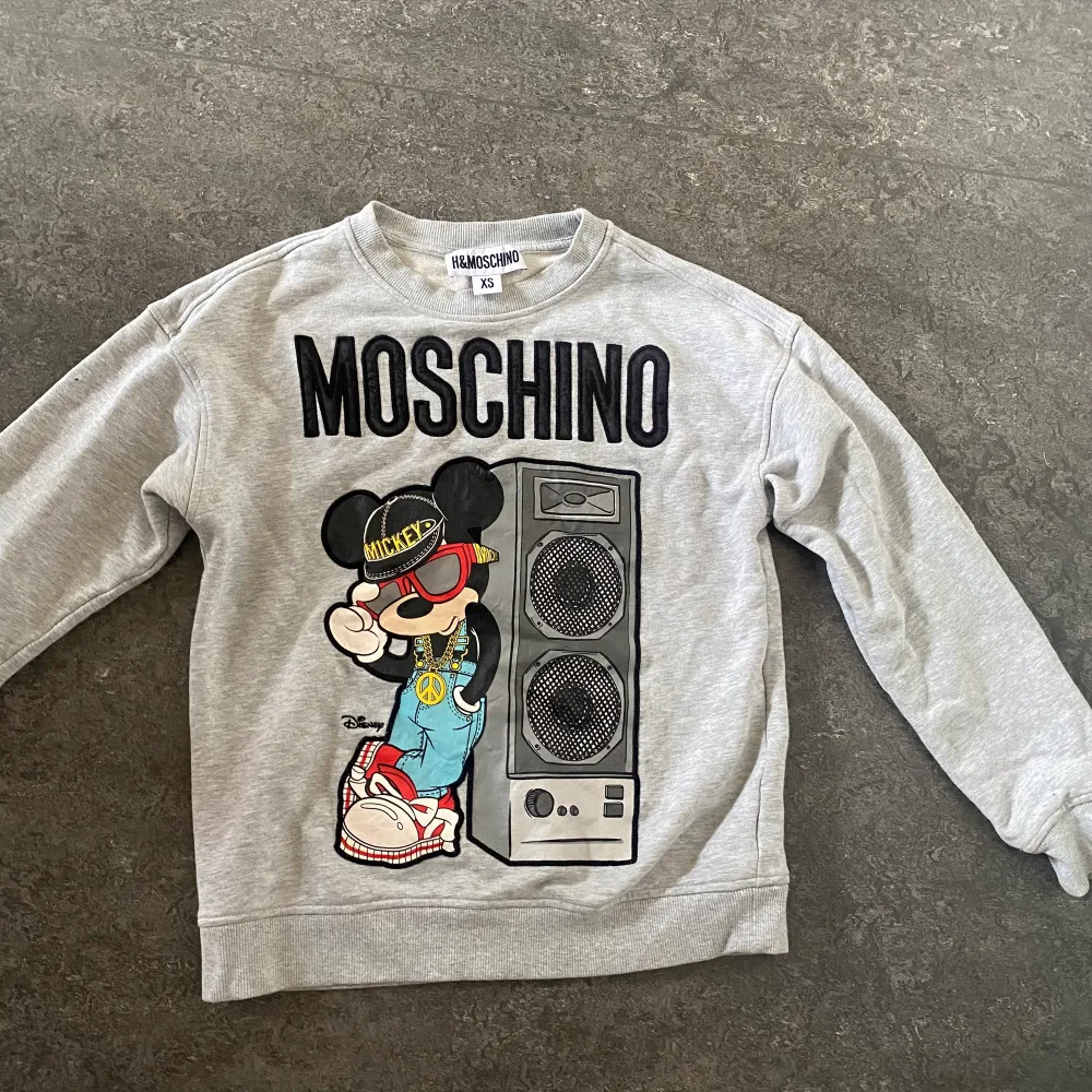  INTRESSKOLL !!! En sweatshirt från det eftertraktade Moschino X HM samarbetet 2018 !! Finns inte att köpa mer💚 Så snygg - jättebra skick !! Strl XS                                  Skicka meddelande vid intresse ❤️❤️. Tröjor & Koftor.