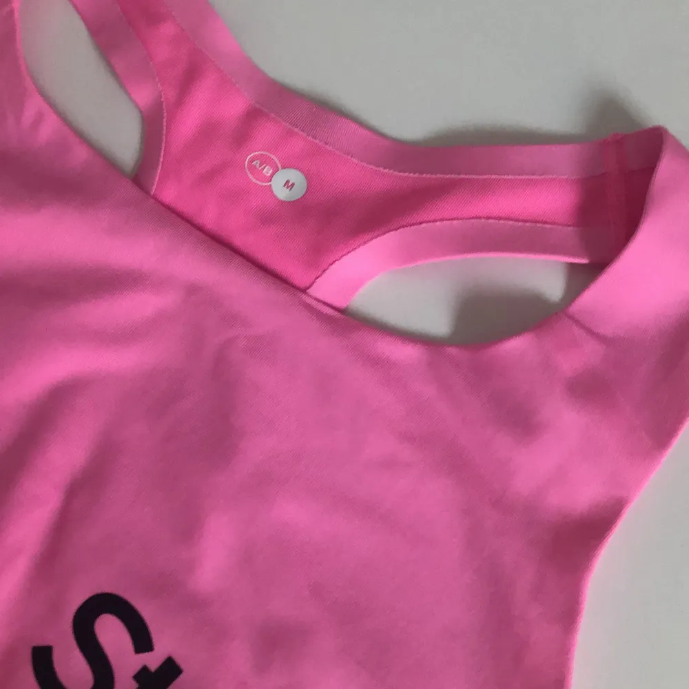 Ny sport-bh i en superunik rosa färg i storleken medium från Stay In Place. Passar även Small. Hoodies.