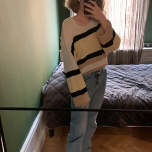 Randig tröja - Randig tröja i gult, beige, vitt och svart. Kanten går ner till naveln. Den är jätte bekväm. Kan mötas upp i Vasastan eller postas, köpare betalar för post avgifter.