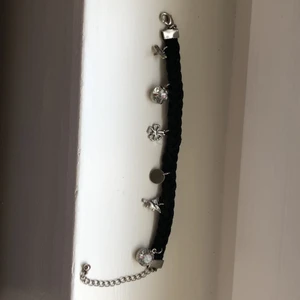 Armband - Fint svart armband med diamanter och annat på:)