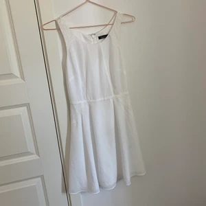 Vit klänning  - Använd fåtal gånger kommer inte till användning vet inte vart den är köpt