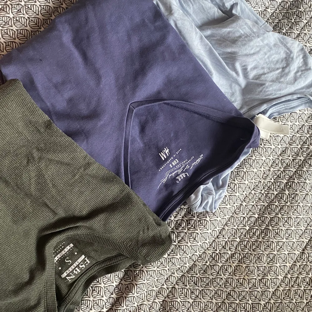 Tänkte sälja dessa tre tröjor i ett pack! Den blåa är t-shirts och den gröna är tight och långärmad! Alla är i strl S och i gott skick. Alla tre för 80kr + frakt!. Toppar.