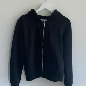 svart zip-up - asnice zip-up från hm, passar verkligen till allt💖🙏🏽