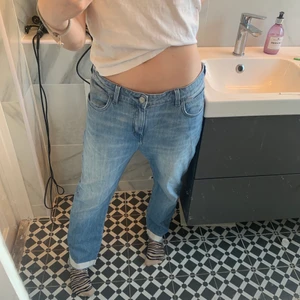 Lågmidjade jeans - Sjukt snygga lågmidjade jeans från lee! Inte alls använda mycket då dem är förstora för mig! Köpte dem i en större storlek för att ha dem som lågmidjade jeans! Trendiga och sköna!❣️