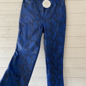 Skinbyxor NAKD, str38 - Svinsnygga skinbyxor från NAKD i str38/S. Tyvärr aldrig använda då dom va lite korta i benen på mig som är 178💙