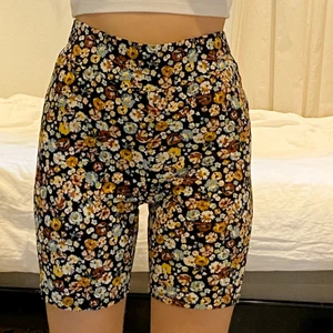 Bikershorts - Svinsköna cykelbyxor med ett härligt blommigt mönster🌻 det finns resor i svanken på byxorna vilket gör att de sitter på sin plats🌸