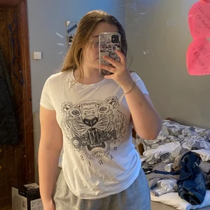 Kenzo t-shirt - En kenzo t-shirt, inte äkta köpt utomlands. Ungefär 2 år gammal inte använd så många gånger dock är trycket lite urtvättad. Är i bra skick annars 👍🏼 är i storlek M men passar S också, 25 kr + frakt (15kr)